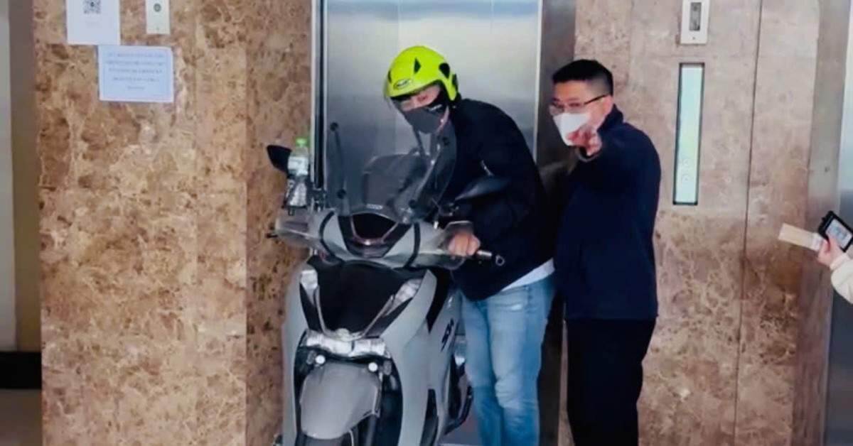 Xe máy 'đi thang máy', cất trong căn hộ 6 Xe máy 'đi thang máy', cất trong căn hộ
