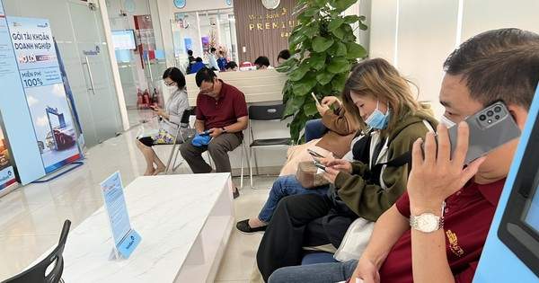 Chờ cả tiếng ở ngân hàng ngày làm việc cuối cùng của năm