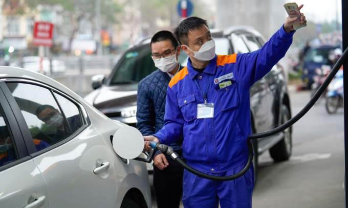 Fuel prices decline - VnExpress International