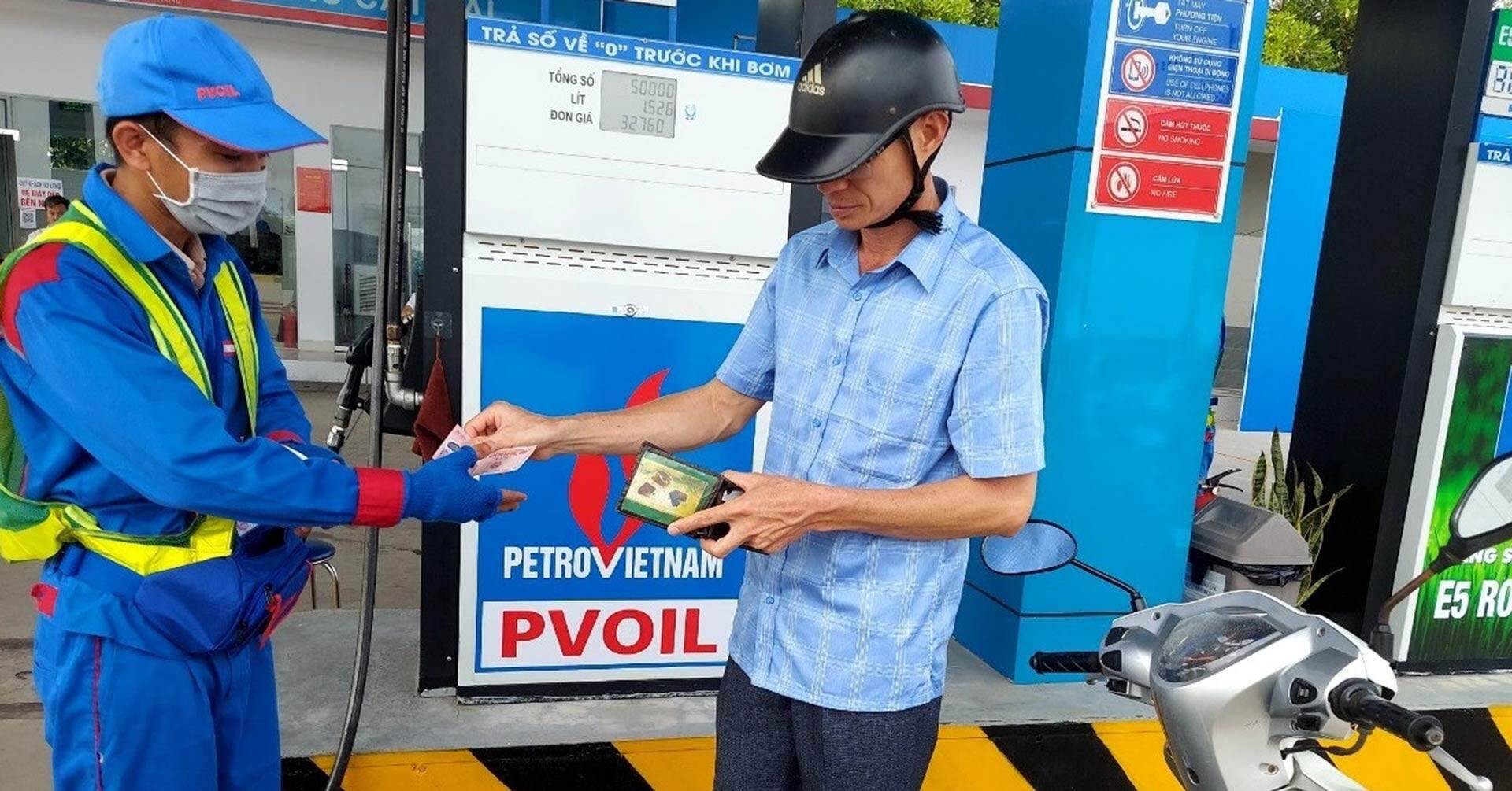 Giá xăng dầu đồng loạt giảm, xăng RON 95 về mốc 21.000 đồng/lít