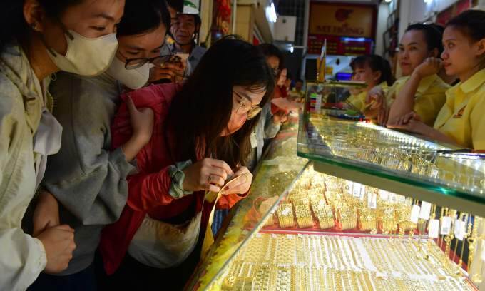 Gold prices soar on God of Wealth Day