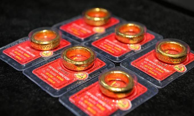 Gold soars to unprecedented level