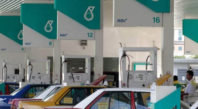 Malaysians seek penalties for foreigners buying subsidized fuel after viral Singapore-registered car incident 1 Malaysians seek penalties for foreigners buying subsidized fuel after viral Singapore-registered car incident