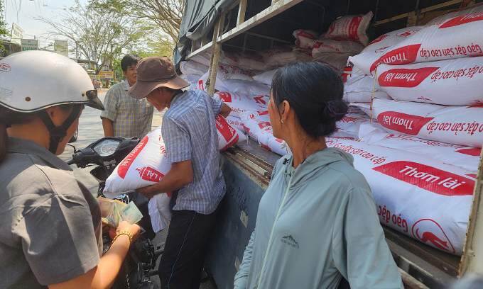 Mekong Delta traders sell rice on streets as prices plummet