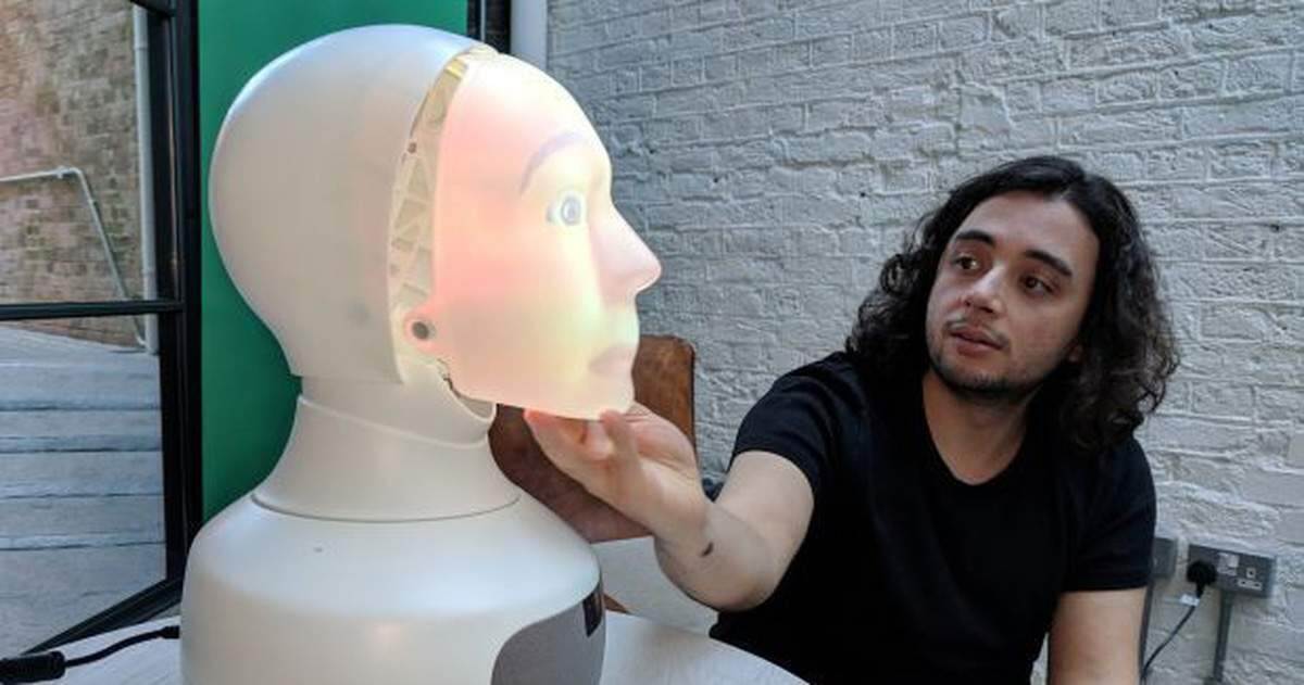 Robot chuyên tâm sự với con người