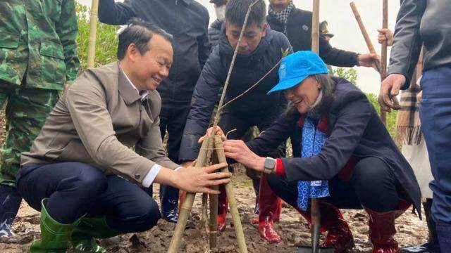 Tết trồng cây 2025: Trồng rừng ngập mặn để bảo vệ người dân ven biển trước thiên tai Tết trồng cây 2025: Trồng rừng ngập mặn để bảo vệ người dân ven biển trước thiên tai