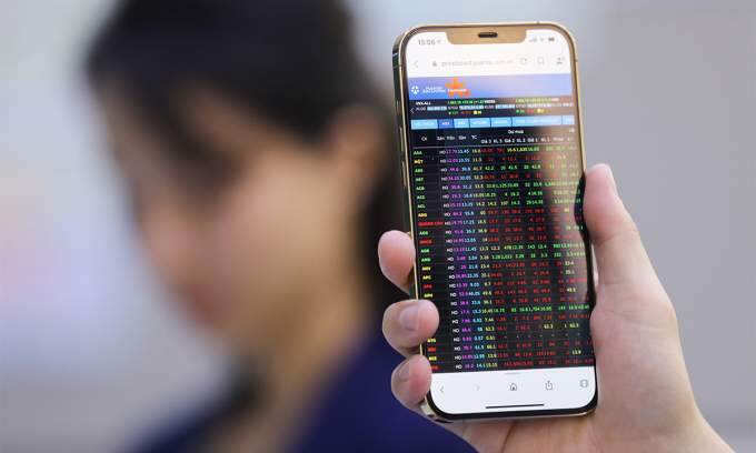 VN-Index tumbles as global stocks slump