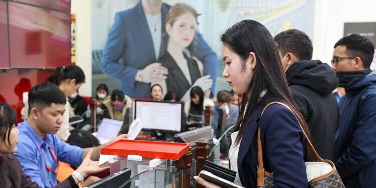 Xếp hàng mua vàng ngày thần tài ở Hà Nội nhưng tiệm chỉ bán 5 chỉ 1 Xếp hàng mua vàng ngày thần tài ở Hà Nội nhưng tiệm chỉ bán 5 chỉ