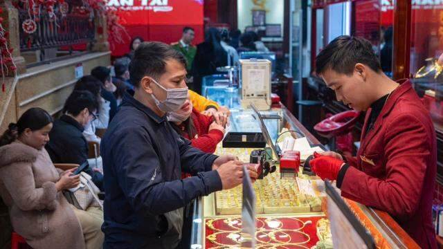 Giá vàng trong nước tiến tới vùng đỉnh 1 năm