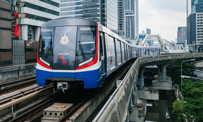 Bangkok Skytrain suspended after 7.7-magnitude earthquake