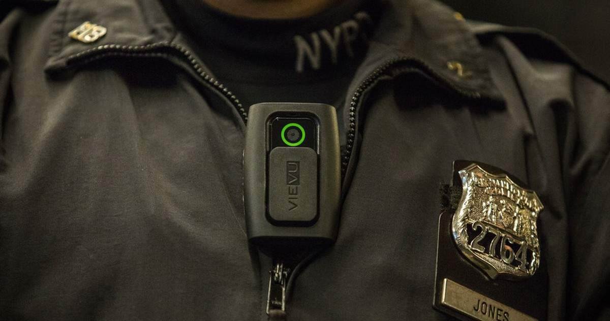 Camera đeo người bỗng nhiên bốc cháy, cảnh sát New York lo ngại