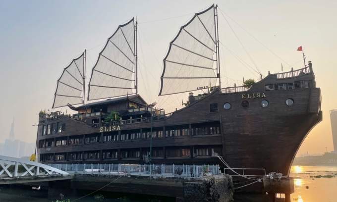 Floating restaurant on Saigon River to be auctioned by creditor bank