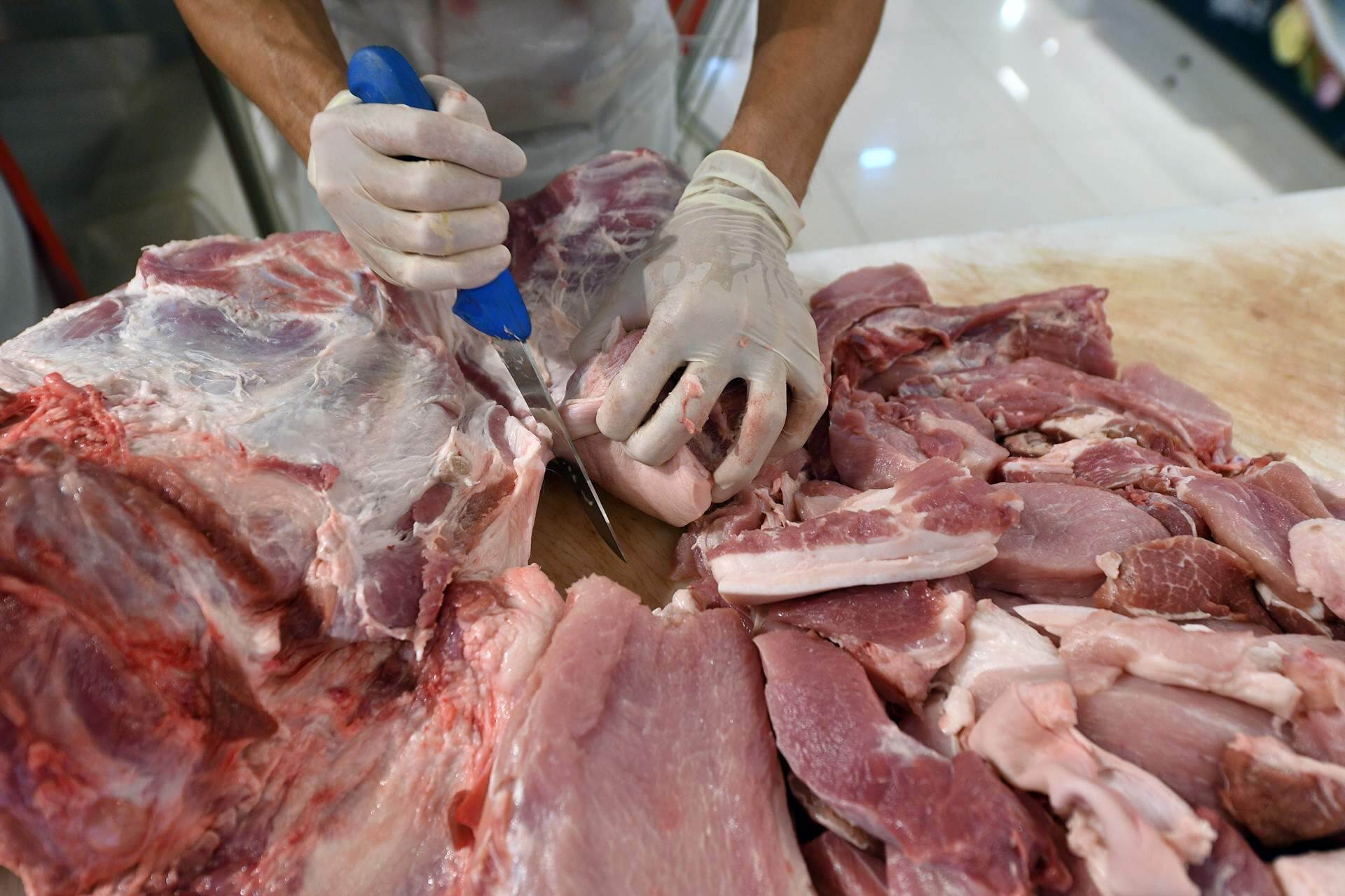 Giá thịt heo đắt đỏ chưa từng có, dâu tây giá rẻ tràn vỉa hè