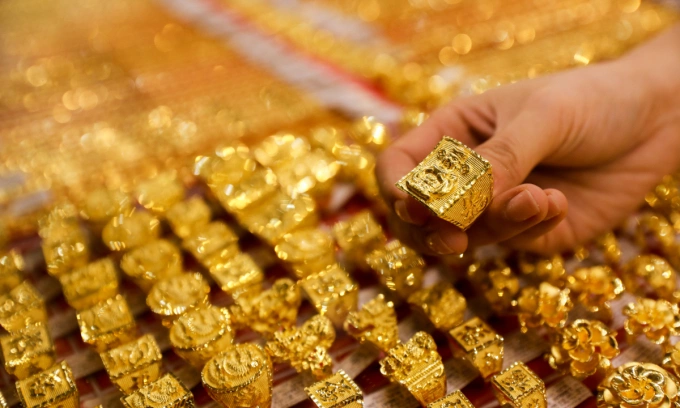 Gold extends plunge after reaching historic levels