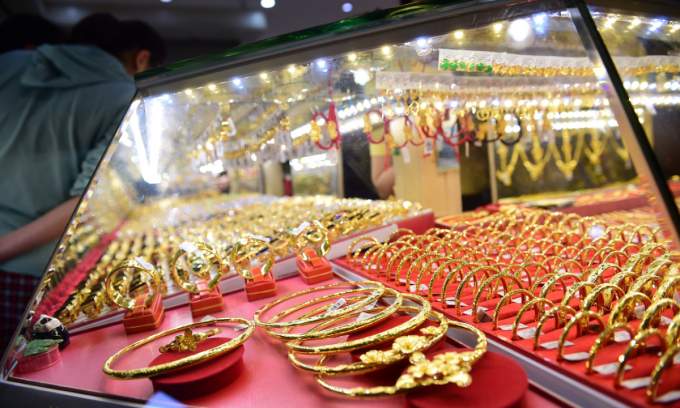 Gold price maintains uptrend at historic levels
