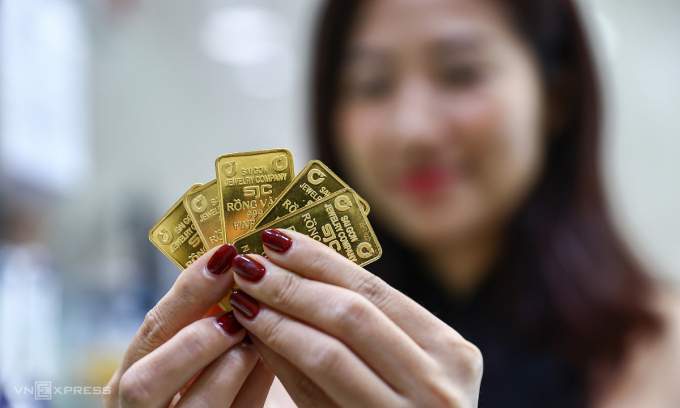 Gold prices continue to decline