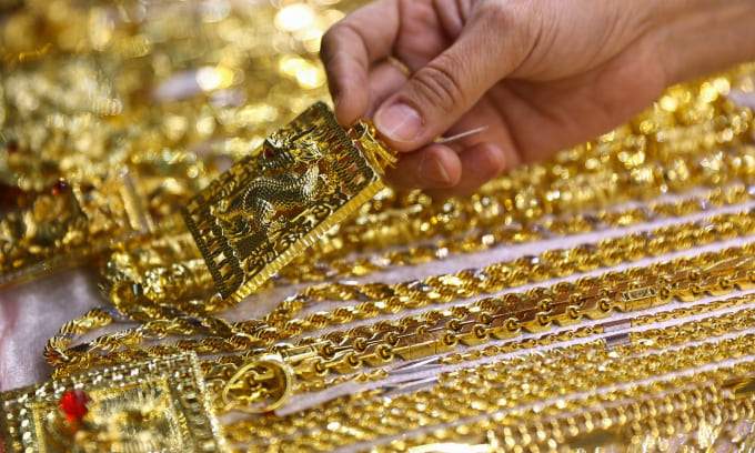 Gold prices hold firm after falling from peaks
