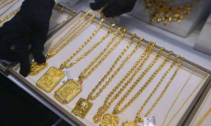 Gold prices rise amid global gains