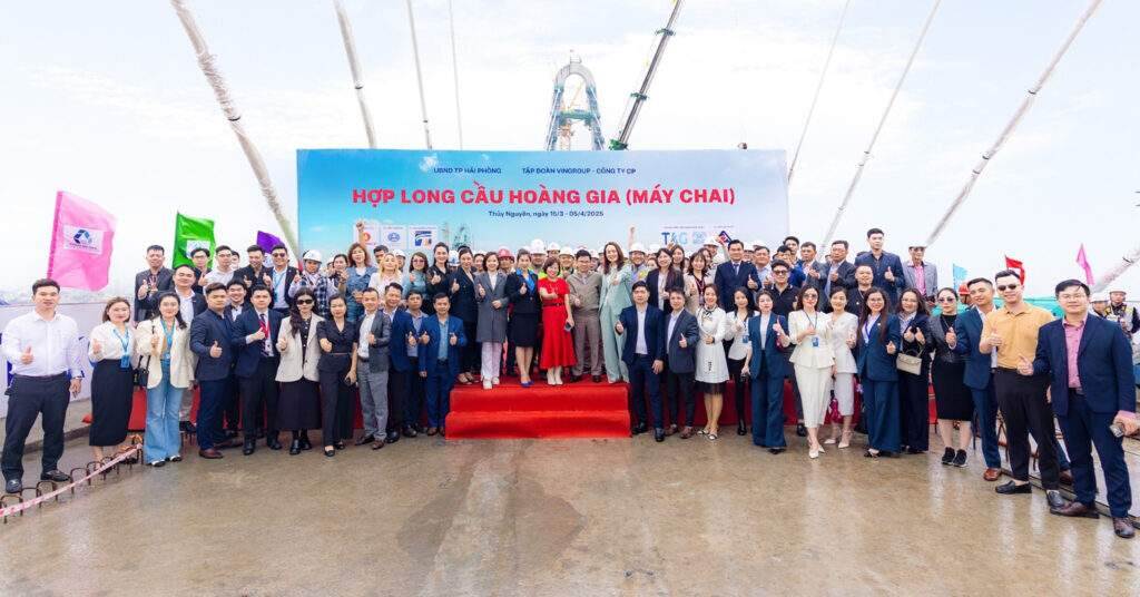 Hợp long cây cầu nối Vinhomes Royal Island với trung tâm Hải Phòng Hợp long cây cầu nối Vinhomes Royal Island với trung tâm Hải Phòng