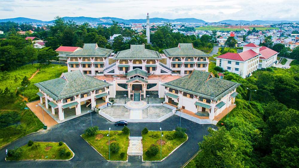 Phát triển Trường Đại học Tây Nguyên và Trường Đại học Đà Lạt là hai trung tâm đào tạo chất lượng cao