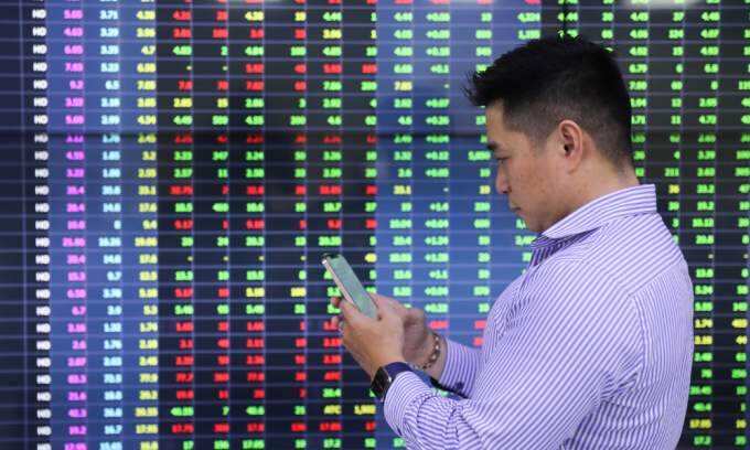 Stocks start week in green