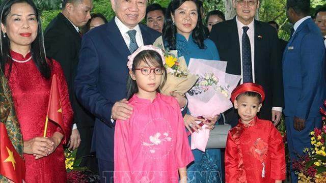 Tổng Bí thư Tô Lâm và Phu nhân bắt đầu thăm chính thức Singapore Tổng Bí thư Tô Lâm và Phu nhân bắt đầu thăm chính thức Singapore