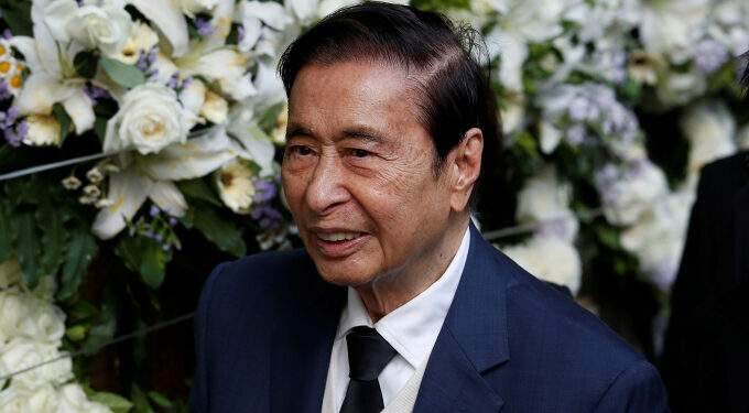 Top Chinese universities honor Hong Kong’s second-richest billionaire Lee Shau Kee for his educational contributions 1 Top Chinese universities honor Hong Kong’s second-richest billionaire Lee Shau Kee for his educational contributions