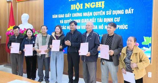 Trao giấy chứng nhận quyền sử dụng đất và Quyết định giao đất cho các hộ có đất thuộc diện thu hồi