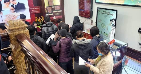 Tấp nập mua, bán vàng trong ngày giá "treo đỉnh" kỷ lục