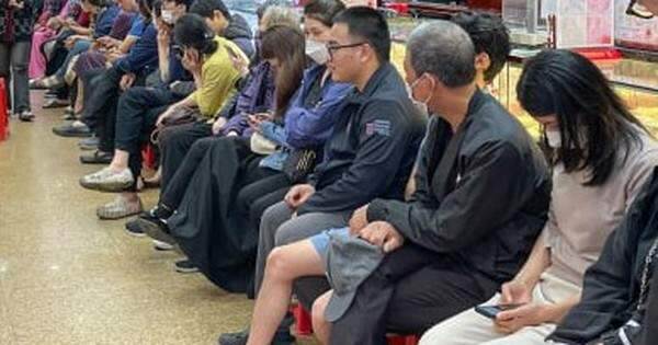 Chỉ được mua tối đa 2 chỉ vàng, người dân vẫn xếp hàng chờ xuyên trưa