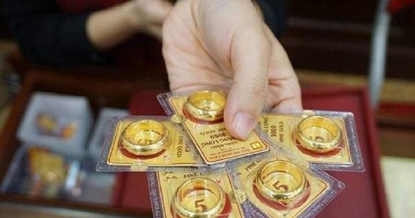 Điều lạ lùng đang diễn ra ở cửa tiệm vàng