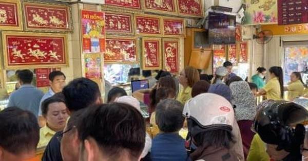 Vàng nữ trang hơn 100 triệu đồng/lượng, người dân TP.HCM nườm nượp mua bán