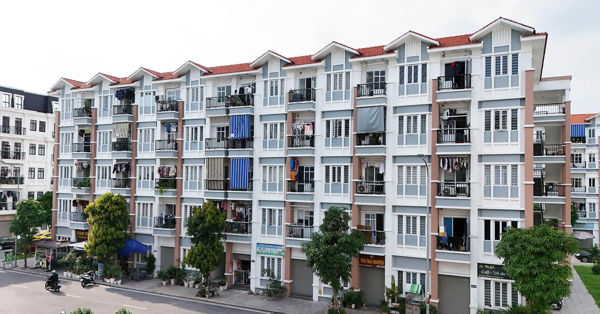 Mua nhà giá rẻ Hà Nội 7,6 triệu/m2 hàng trăm người đội mưa đi đòi nhà