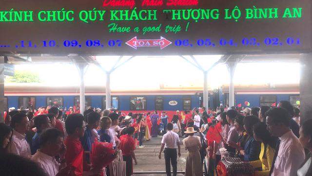 Đón, tiễn gần 900 hành khách trên “Đoàn tàu Thống Nhất”-“Biểu tường Hòa bình” tại ga Đà Nẵng