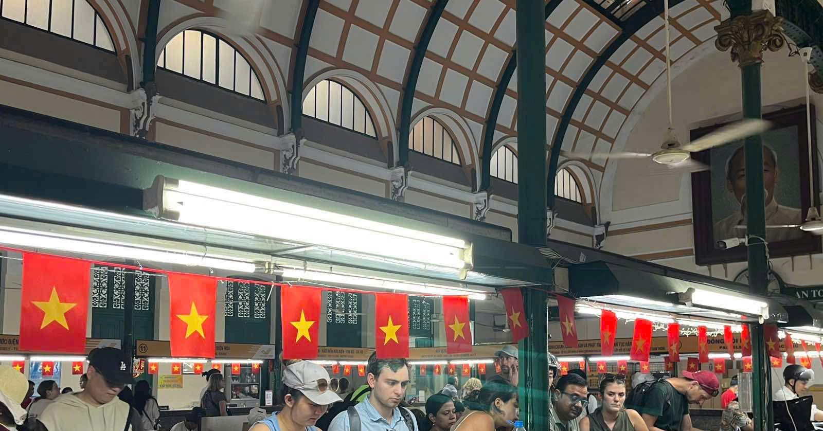 Giới trẻ ‘săn’ bộ tem Kỷ niệm 50 năm Ngày Giải phóng miền Nam 