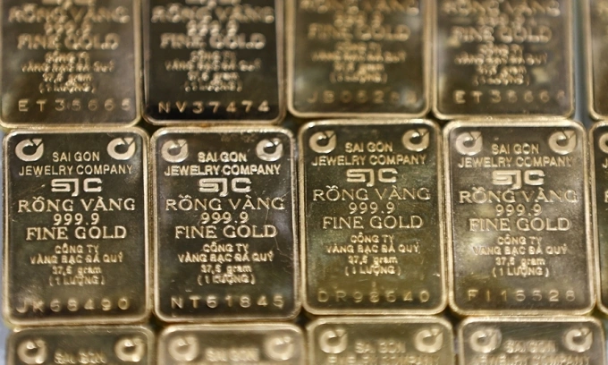 Gold prices set new records twice in one day