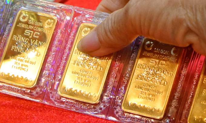 Gold prices slip as global rates decline