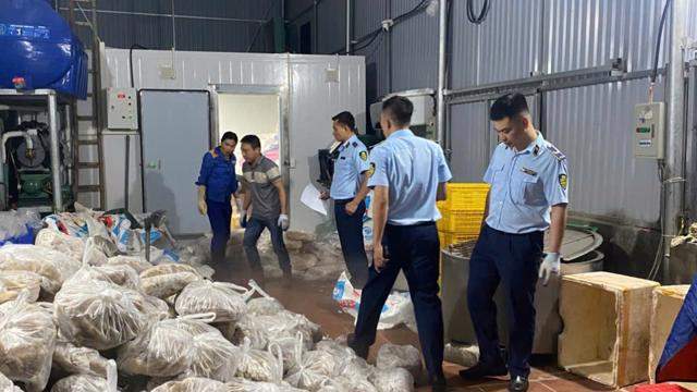 Hà Nội phát hiện số lượng lớn thịt bò, xúc xích, chả cá... bẩn chuẩn bị được đưa ra thị trường