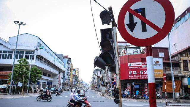 Khẩn trương khắc phục bất cập về biển báo, đèn tín hiệu giao thông trên toàn quốc