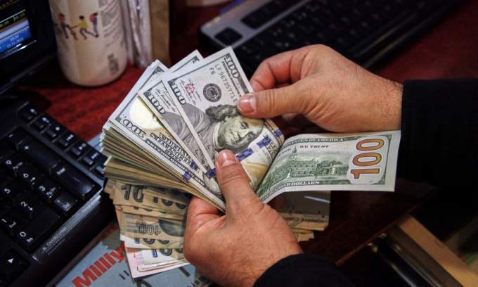 Dollar dips against dong on black market