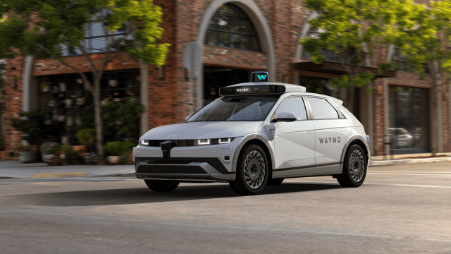 Bên trong nhà máy sản xuất robotaxi đầu tiên của Mỹ 