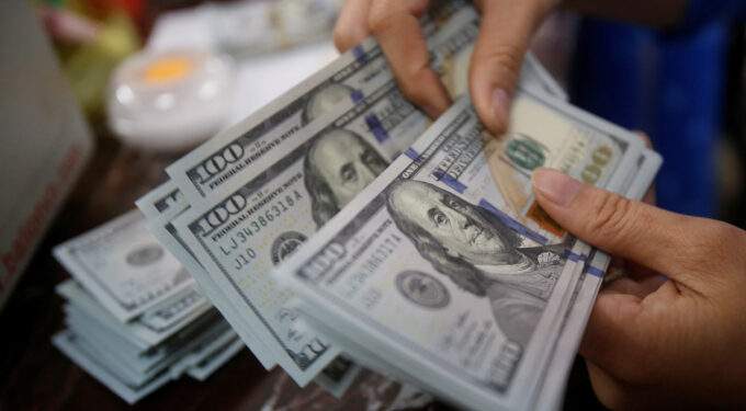 Dollar dips against dong on black market