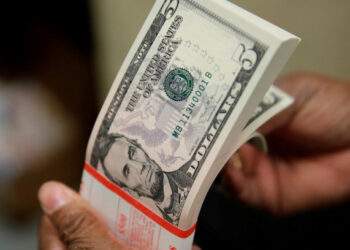 Dollar extends loss against dong