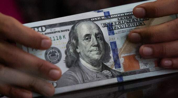 Dollar gains marginally against dong