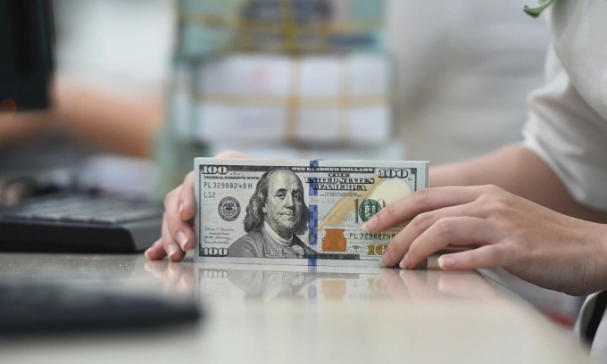 Dollar weakens against dong - VnExpress International