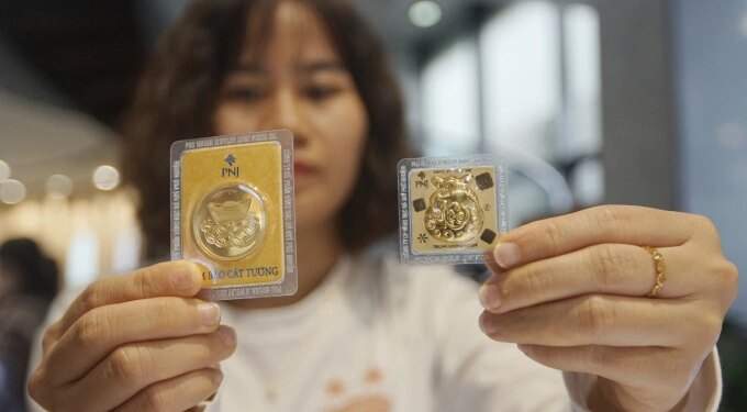 Gold gains marginally ahead of US-China trade talk