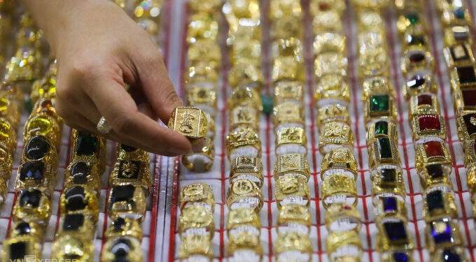 Gold prices edge lower - VnExpress International