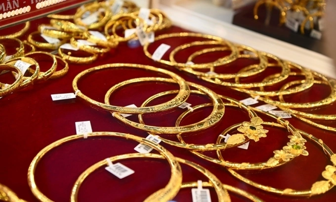 Gold prices nosedive as global rates plunge