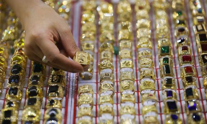 Gold prices rally as global rates head down