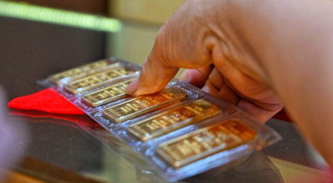 Gold swings around 2-week high 1 Gold swings around 2-week high